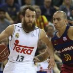 Sergio Rodríguez, del Real Madrid, controla el balón ante Carlos Arroyo, del FC Barcelona Lassa, durante el partido