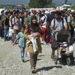 Inmigrantes se disponen a subir a un tren en Gevgelija (Macedonia) hoy 25 de agosto de 2015.