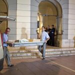 Miembros del equipo forense saliendo del Teatro-Museo de Figueres después de practicar la exhumación de los restos de Salvador Dalí