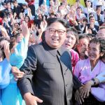 La agencia norcoreana muestra al dictador Kim Jong Un en medio de un baño de masas