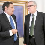 El consejero de Sanidad, Antonio María Sáez Aguado, conversa con Francisco Javier Vadillo, gerente del Hospital Clínico de Valladolid, que dirige también el Hospital Comarcal Media del Campo