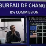 Una oficina de cambio en Londres muestra la apreciación de la libra frente al dólar.