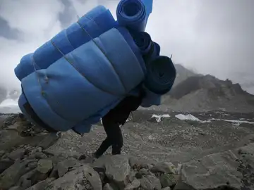 Los sherpas se encargan de acarrear el material de las expediciones en el Himalaya y el Karakorum Los sherpas se encargan de acarrear el material de las expediciones en el Himalaya y el Karakorum