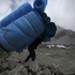 Los sherpas se encargan de acarrear el material de las expediciones en el Himalaya y el Karakorum