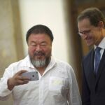 Ai Weiwei usando su smartphone junto al alcalde de Berlín, Michael Mueller, durante una visita a la ciudad el pasado mes de agosto