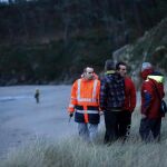 Varias personas participan en las labores de búsqueda