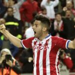 El jugador del Sporting Jony celebra tras marcar el segundo gol ante el Eibar, durante el partido