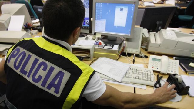 Imagen de un agente que analiza archivos pedófilos/ Efe