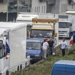 Varias personas cortan una carretera durante una protesta contra la reforma laboral del Gobierno en París, Francia