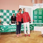 El jugador danés Mikael Torpegaard (R) posa con Rafael Nadal en la presentación del partido de Copa Davis