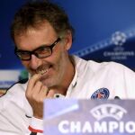 El entrenador del París Saint-Germain, Laurant Blanc, durante la rueda de prensa ofrecida hoy en Madrid
