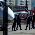 Cameron es despedido a los pies de la escalerilla del avión por el ministro principal de Gibraltar, Fabián Picardo