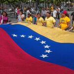 Varios manifestantes opositores al régimen de Nicolás Maduro, ayer, durante una manifestación en Caracas