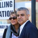 Sadiq Khan y su mujer, Saadiya, tras depositar su voto