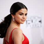 Selena Gómez posa para los fotógrafos durante una entrega de premios en Los Ángeles