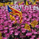 Los manifestantes han portado camisetas de color rosa con el eslogan de la convocatoria, "Sin miedo"
