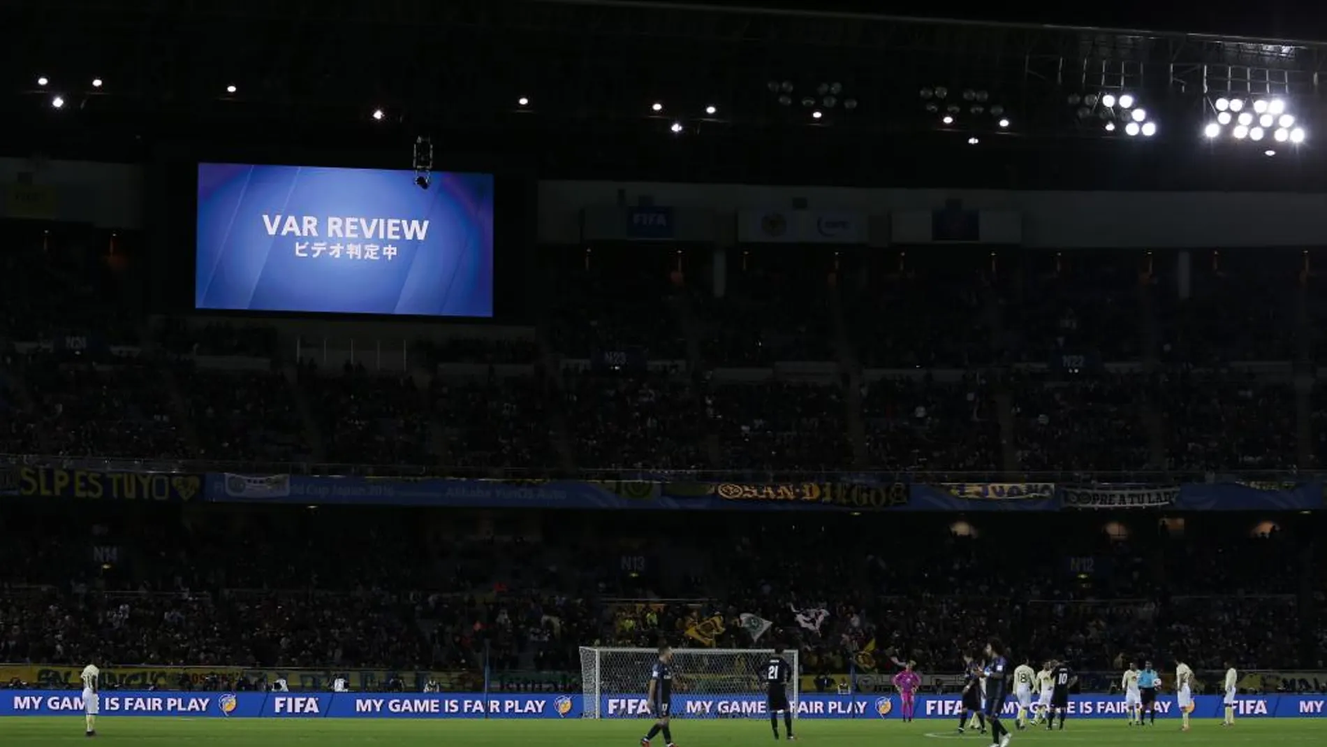 Personal de la FIFA supervisa el sistema del árbitro asistente de vídeo (VAR) antes del Real Madrid-América de México.