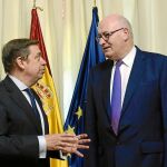 El ministro español de Agricultura, Luis Planas (izquierda), junto al comisario europeo del área, el irlandés Phil Hogan