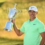 Brooks Koepka posa con la copa de ganador