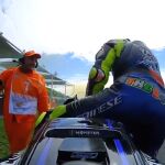 Valentino le pide al voluntario que le cuide la Yamaha y el hombre alucina