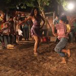Escena de una pareja bailando la Marinera, descalzos y con pañuelo blanco en la mano