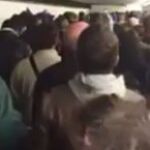 Aficionados franceses cantan la Marsellesa mientras son evacuados