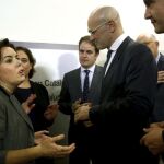 La vicepresidenta del Gobierno, Soraya Sáenz de Santamaría (i), conversa con el conseller de Exteriores de la Generalitat, Raül Romeva (2d), tras el acto de toma de posesión del nuevo delegado del Gobierno en Cataluña, Enric Millo, que se ha celebrado hoy en Barcelona.