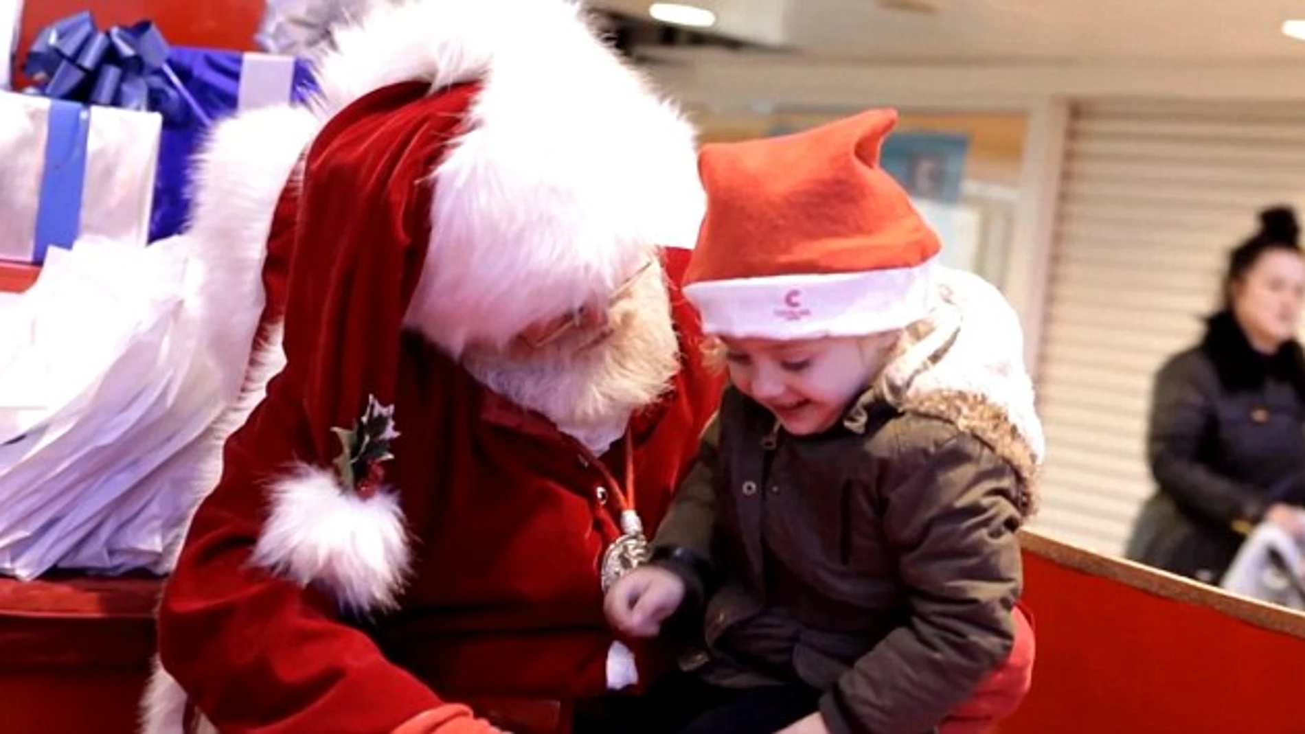 Papá Noel utiliza el lenguaje de signos para comunicarse con una niña
