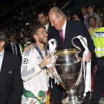 El Rey Juan Carlos posa con el trofeo junto a Sergio Ramos en Lisboa en 2014