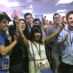 Partidarios de Macron celebra la victoria de su partido, En Marcha, en las legislativas francesas, según los sondeos.