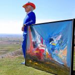 El torero expande su creatividad de pintor interviniendo sus antiguos capotes y hasta la ropa, como el sombrero que luce en la imagen. Lo pintó él mismo e hizo otro igual para su novia, Concha Azuara.
