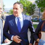 Sáez Aguado conversa en Ponferrada con José Ramón Casal, en presencia de Gloria Fernández Merayo