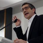 El exlehendakari Patxi López (i), durante su intervención en el primer acto de la campaña para presentar su candidatura a secretario general en las primarias del PSOE