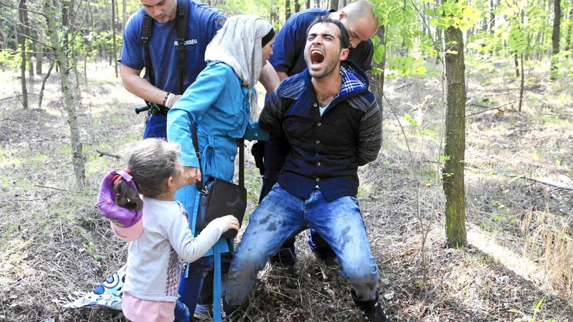La Policía húngara arresta a una familia de inmigrantes en Röszke, en la frontera con Serbia