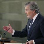 El portavoz del Gobierno, Íñigo Méndez de Vigo, durante la rueda de prensa posterior a la reunión del Consejo de Ministros celebrado en el Palacio de La Moncloa