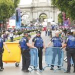 Desde el pasado miércoles efectivos policiales se encargan de la seguridad en los perímetros de los escenarios del World Pride. Ayer colocaron vallas alrededor de Cibeles