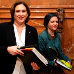 Ada Colau junto a la concejal Gala Pin en el último pleno del Ayuntamiento