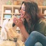 Sandra Vivancos, junto a Romeo, su golden retriever. Foto: Miquel González / Shooting