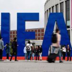 Visitantes llegan a la Feria de Tecnología IFA de Berlín (Alemania). EFE/ Clemens Bilan