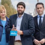 El presidente regional del PP, Fernando López Miras (c) junto a la cabeza de lista al Senado, Violante Tomás y el número uno al Congreso, Teodoro García Egea. LA RAZÓN