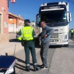 Imagen de la Guardia Civil en el momento de la detención del camionero tras interceptarle como sospechoso de conducir bajo los efectos del alcohol