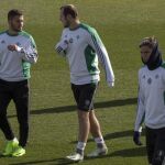 El delantero Roman Zozulya (c), se entrena hoy con Riza Durmisi (i), Jonas Martin (d) y el resto de la plantilla del Real Betis en una sesión a puerta cerrada en la Ciudad Deportiva del club en Sevilla
