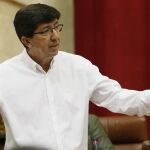 El líder andaluz de Ciudadanos se dirige ayer en la Cámara a la presidenta de la Junta