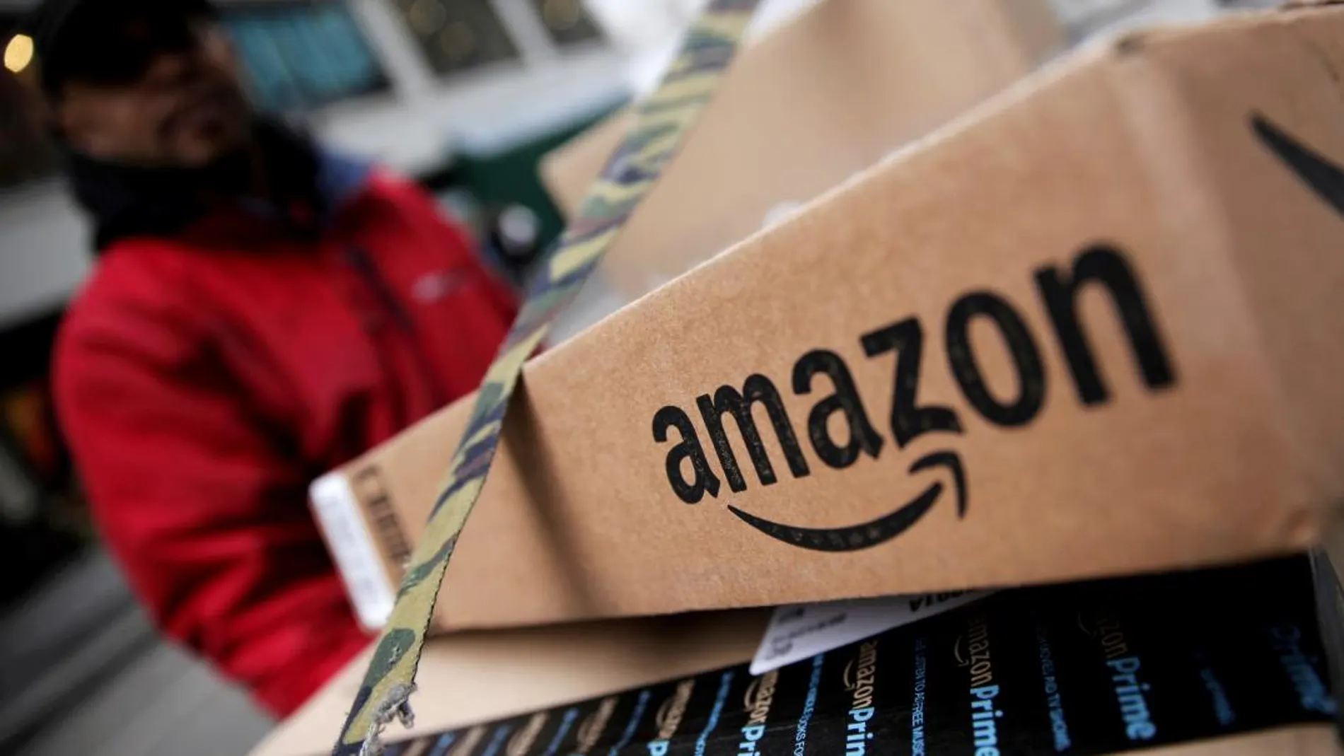 Un paquete de Amazon en uno de los centros de distribución de la compañía