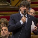 El presidente de la Generalitat, Carles Puigdemont, en el Parlament durante la sesión de control al gobierno catalán