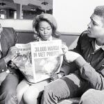 Muhammad Ali, en una imagen histórica, con un periódico en contra de la Guerra del Vietnam