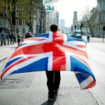 Un pro brexiter camina ayer por las calles soleadas de Londres en el día en el que se tendría que haber hecho efectivo el divorcio de la Unión Europea