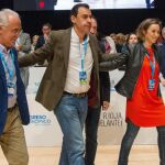 El coordinador General del PP, Fernando Martínez Maíllo, entre la alcaldesa de Logroño, Cuca Gamarra, y el presidente del Gobierno riojano, José Ignacio Ceniceros, que se ha convertido hoy en el nuevo líderl del PP riojano.