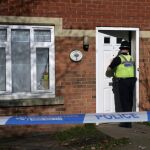Un policía en una de las casas registradas en Birmingham