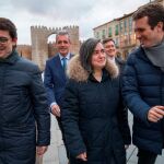 Pablo Casado conversa con la candidata a la alcaldía de Ávila, Sonsoles Sánchez-Reyes, en presencia de Fernández Mañueco